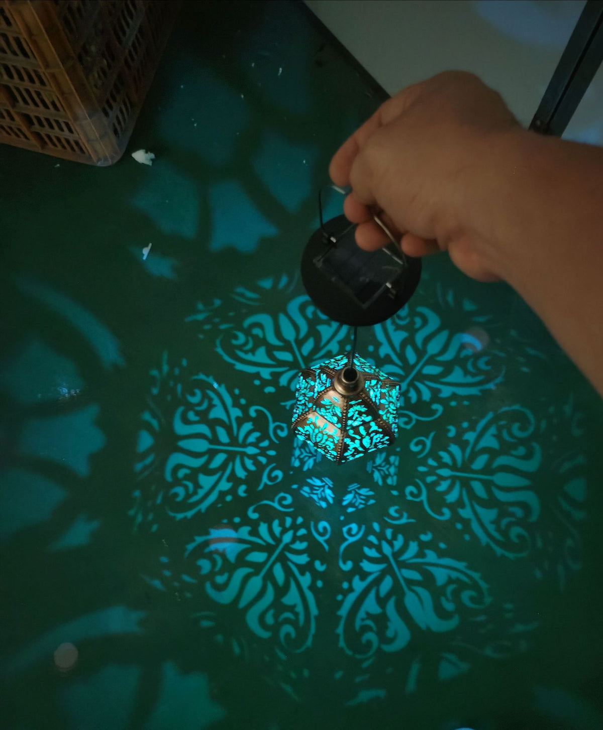 Lampe de projection solaire en fer ajouré
