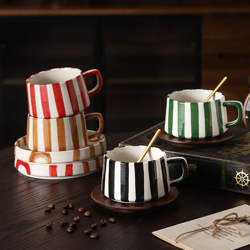 Eenvoudige handgetekende gestreepte keramische mok, creatieve meerkleurige cadeau-mok, koffiekop met schoteltje