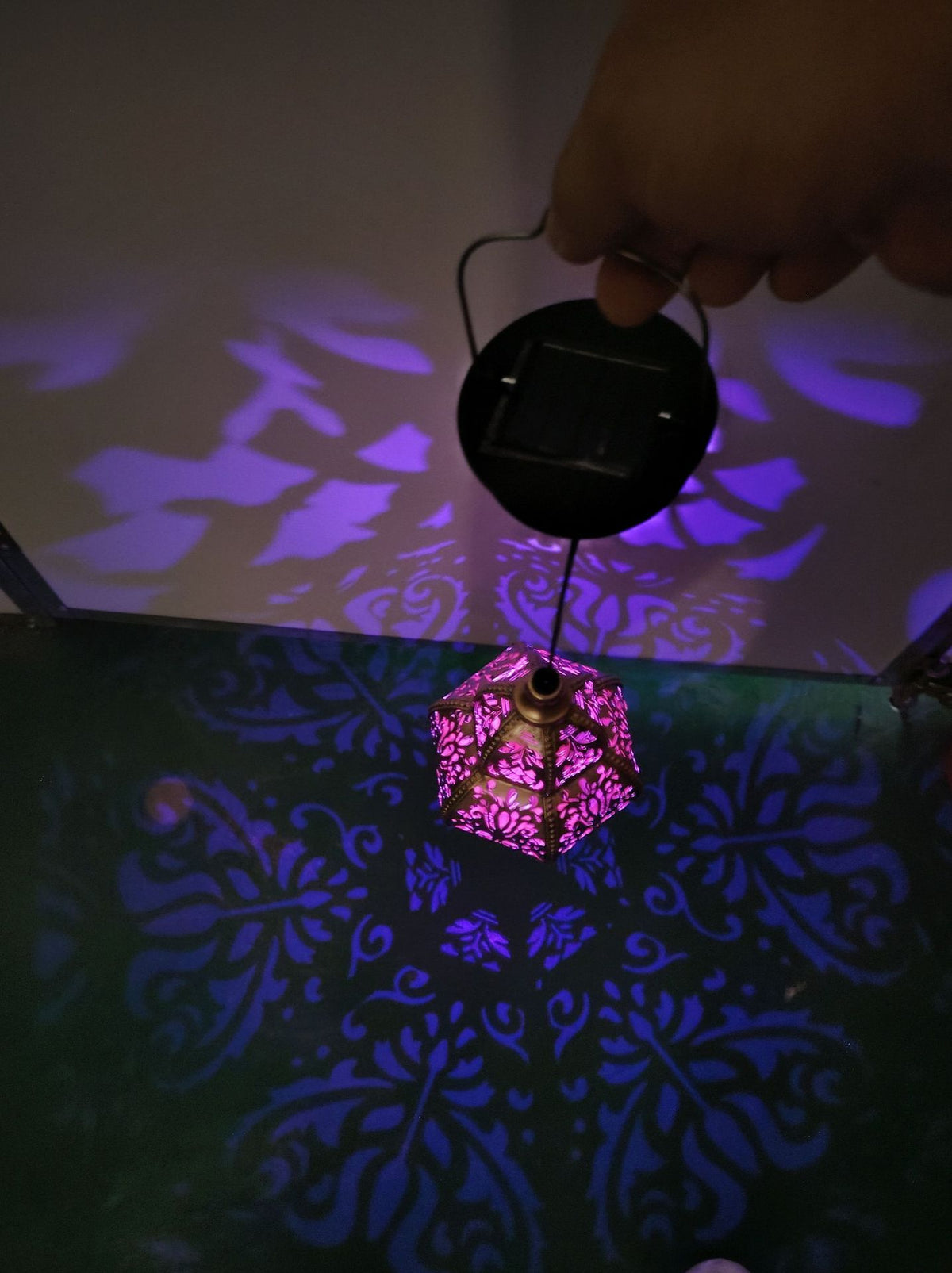 Lampe de projection solaire en fer ajouré