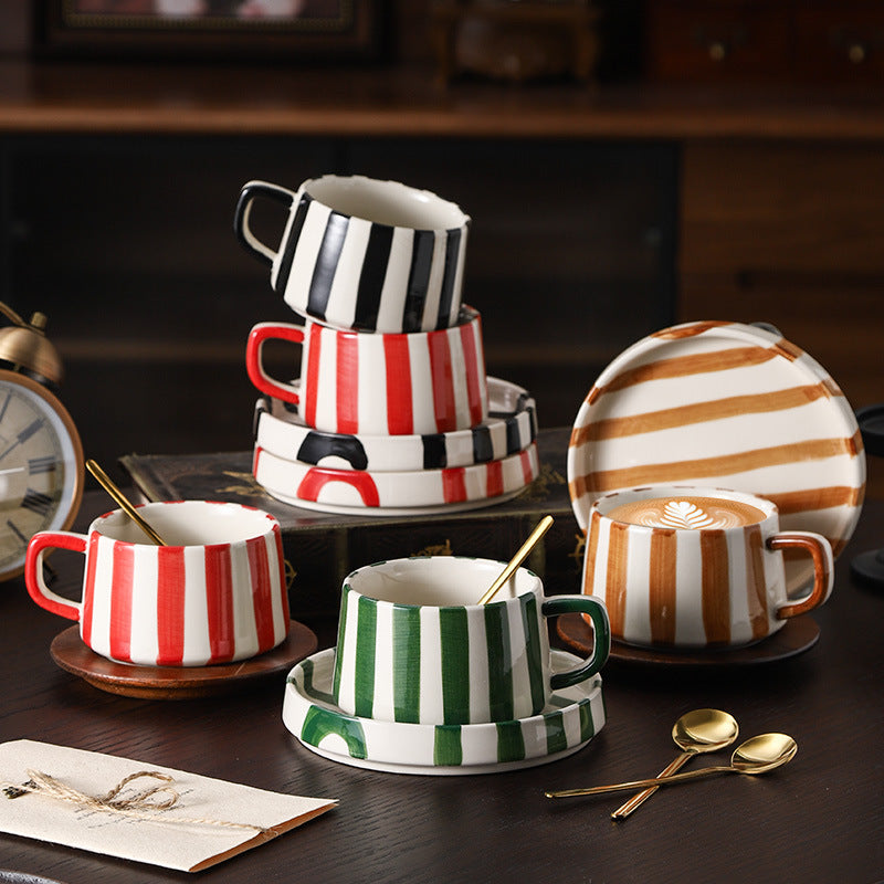 Eenvoudige handgetekende gestreepte keramische mok, creatieve meerkleurige cadeau-mok, koffiekop met schoteltje