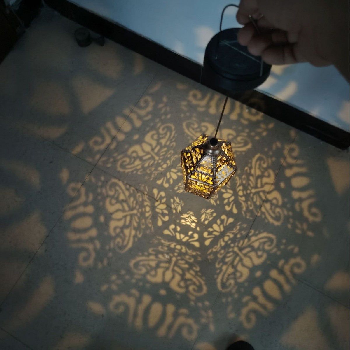 Lampe de projection solaire en fer ajouré